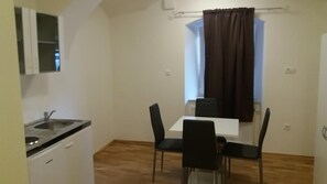 Großer Kühlschrank, Ofen, Herdplatte, Wasserkocher
