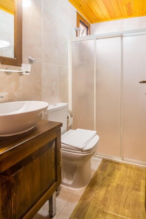 Villa | Bathroom | Separate tub and shower, jetted tub, hair dryer, towels - Villa Miray (Kas)