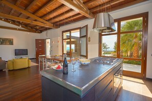 Kylskåp, mikrovågsugn, ugn och spishäll