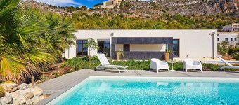 Villa mit Pool und Meerblick, 6 Betten