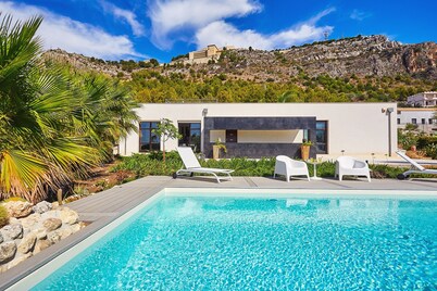 Villa with pool and sea view, 3 bedrooms Sciacca
