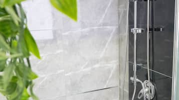 Dusche, Regendusche, kostenlose Toilettenartikel, Handtücher