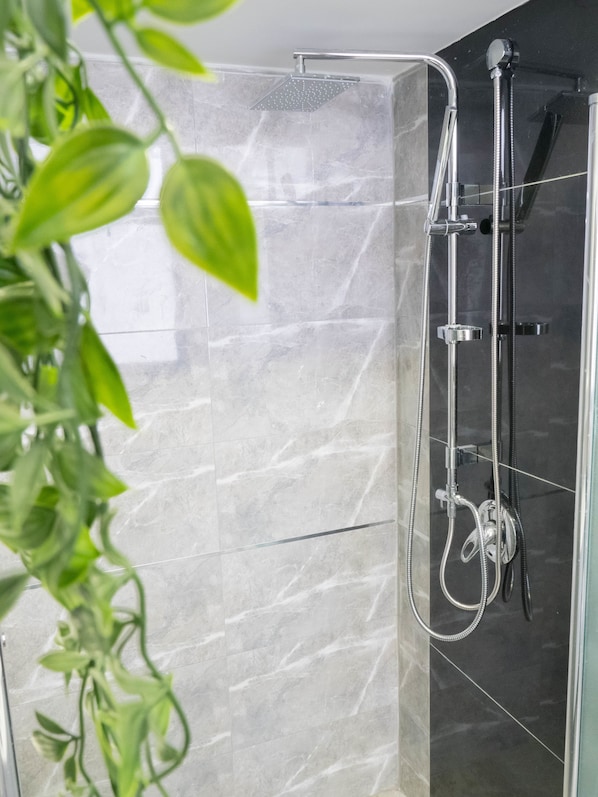 Shower, rainfall showerhead, free toiletries, towels