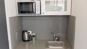 冰箱、微波炉、电热水壶、厨具/餐具