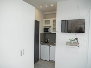 Estudio Signature, 1 cama doble, no fumadores, vistas a la ciudad | Cocina privada | Frigorífico, microondas, hervidor eléctrico y utensilios de cocina