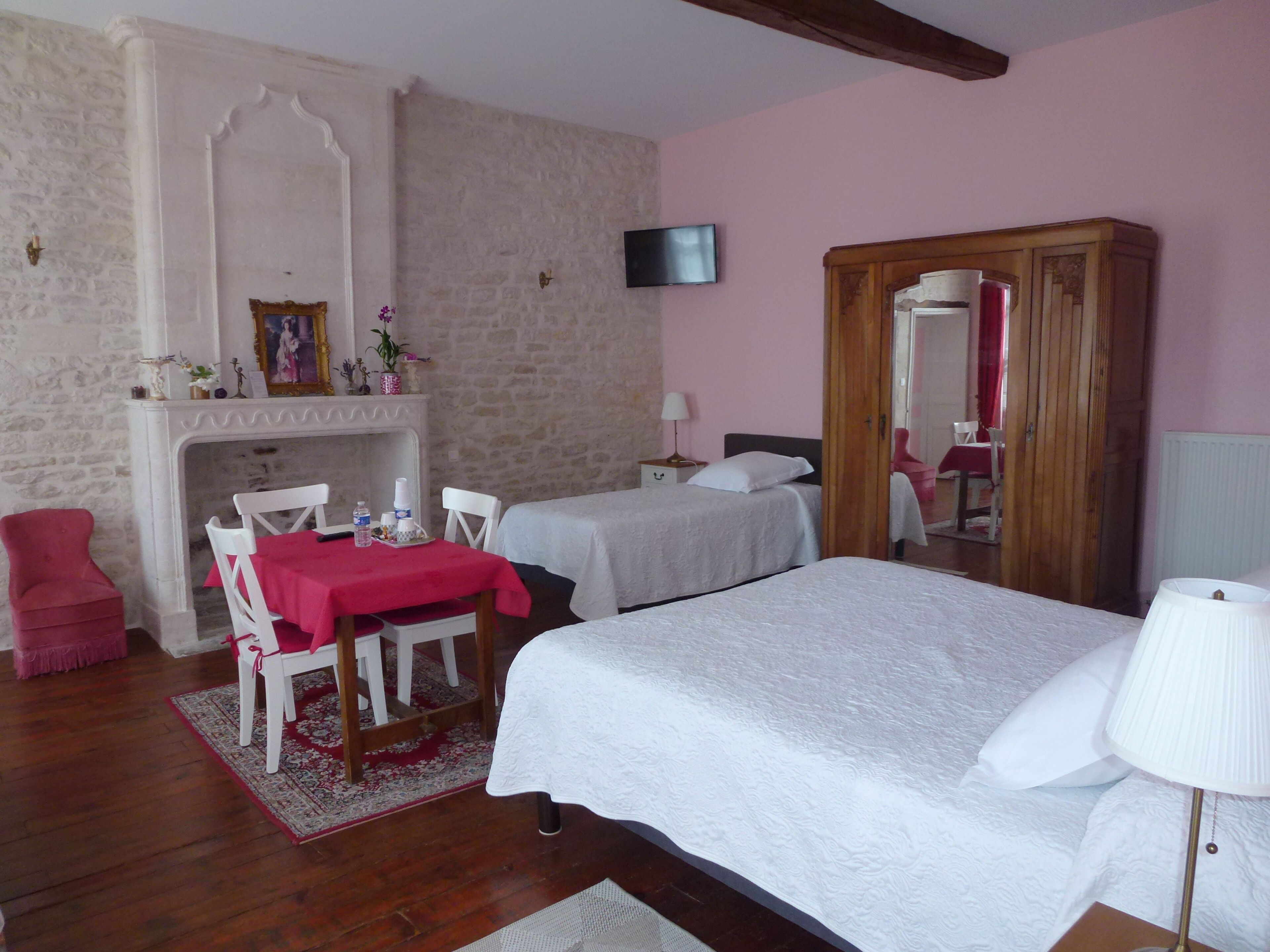 Individuell dekoriert, individuell eingerichtet, schallisolierte Zimmer