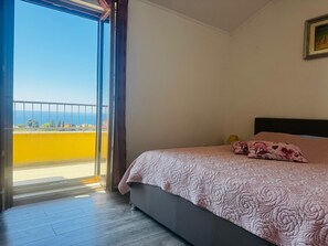 Leilighet, 1 soverom, balkong, sjøutsikt | Lydisolert, strykejern/-brett, wi-fi (inkludert) og sengetøy