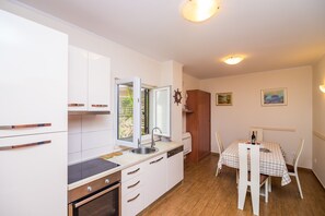 Apartamento, 1 quarto, terraço, vista para o mar | Cozinha privada | Geladeira, micro-ondas, cooktop, chaleira elétrica