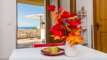 Studio, terrasse, sjøutsikt | Lydisolert, strykejern/-brett, wi-fi (inkludert) og sengetøy