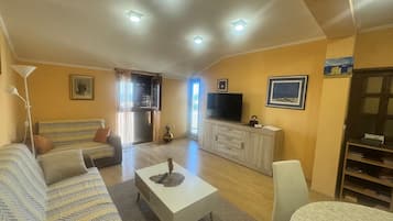 Apartment, 1 Schlafzimmer, Balkon, Meerblick | Wohnbereich | Flachbildfernseher
