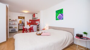 Estúdio, terraço, vista para o mar | Quartos à prova de som, ferros/tábuas de passar roupa, Wi-Fi de cortesia