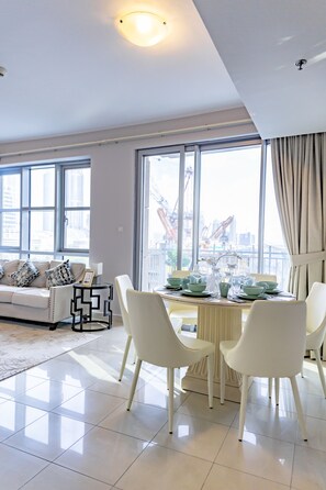 Apartamento Confort, 3 habitaciones | Servicio de comidas en la habitación