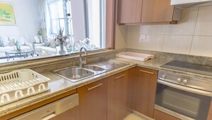 Una cucina moderna con lavastoviglie, doppio lavello e forno integrato.