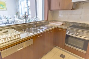 Horno, placa de cocina, lavavajillas y cafetera o tetera