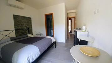 Deluxe Double Room, 1 Queen Bed, Sea View | Minibar, cribs/infant beds, free WiFi, bed sheets