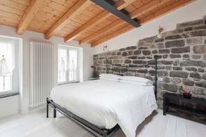 Kahden hengen deluxe-huone, parveke, merinäköala | Minibaari, vauvansängyt, ilmainen Wi-Fi, vuodevaatteet