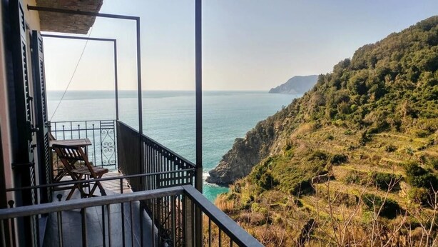 A balcony with a view of the sea and a hillside. - Arbanella (Vernazza)