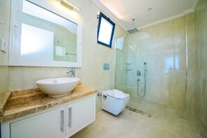 Villa | Bathroom | Shower, hair dryer, towels - Villa Nueva (Kas)