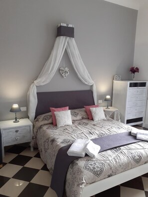 Pimennysverhot, silitysrauta/-lauta, ilmainen Wi-Fi, vuodevaatteet