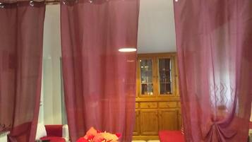 Cortinas blackout, ferros/tábuas de passar roupa, Wi-Fi de cortesia