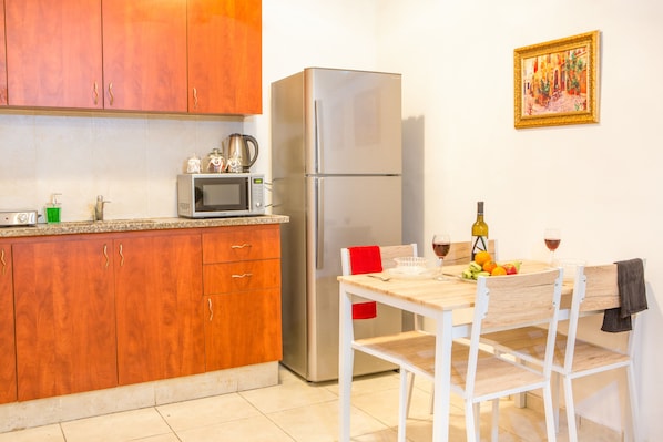 Studio, 1 Double Bed with Sofa bed, Non Smoking | Private kitchen | Full-size fridge, microwave, stovetop, electric kettle - Premium suites on Beach Ha-kovshim 15 (Tel Aviv)