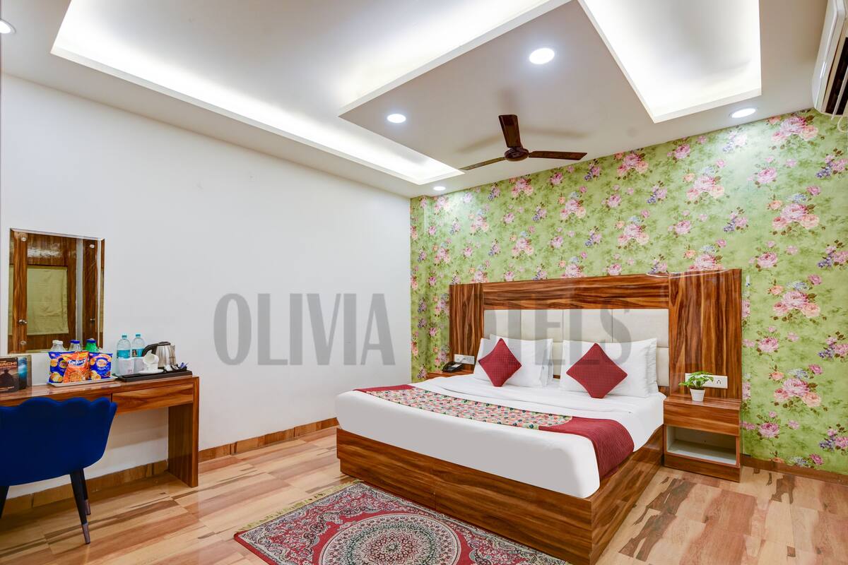 Quarto com cama, escrivaninha, cadeira e ventoinha no teto.