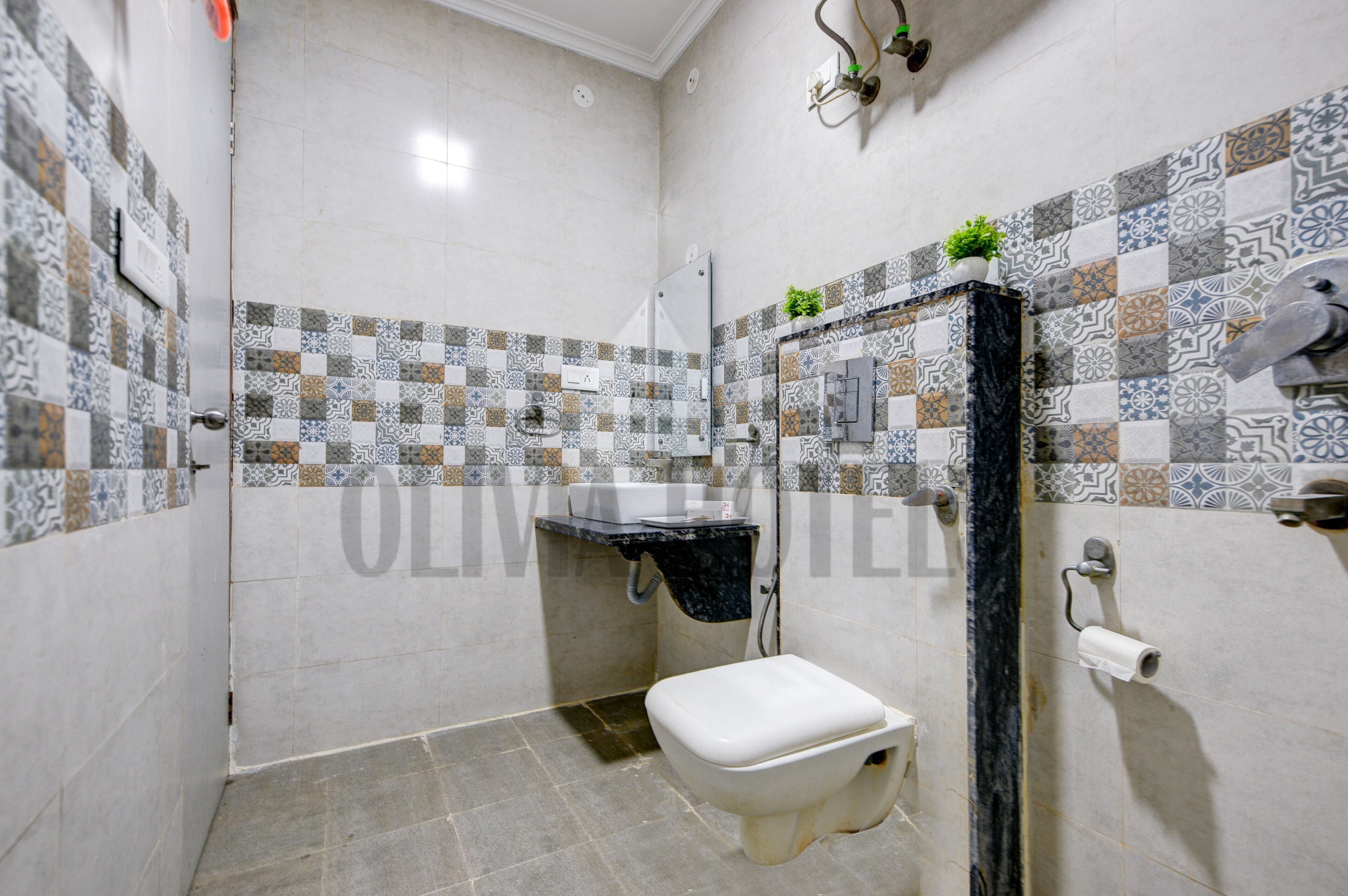 华丽双人房, 1 张特大床 | 浴室 | 淋浴设施、名牌洗护用品、拖鞋、毛巾