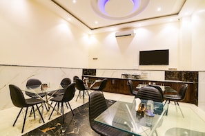 Breakfast area - Olivia Hotels @ Delhi Airport (New Delhi)