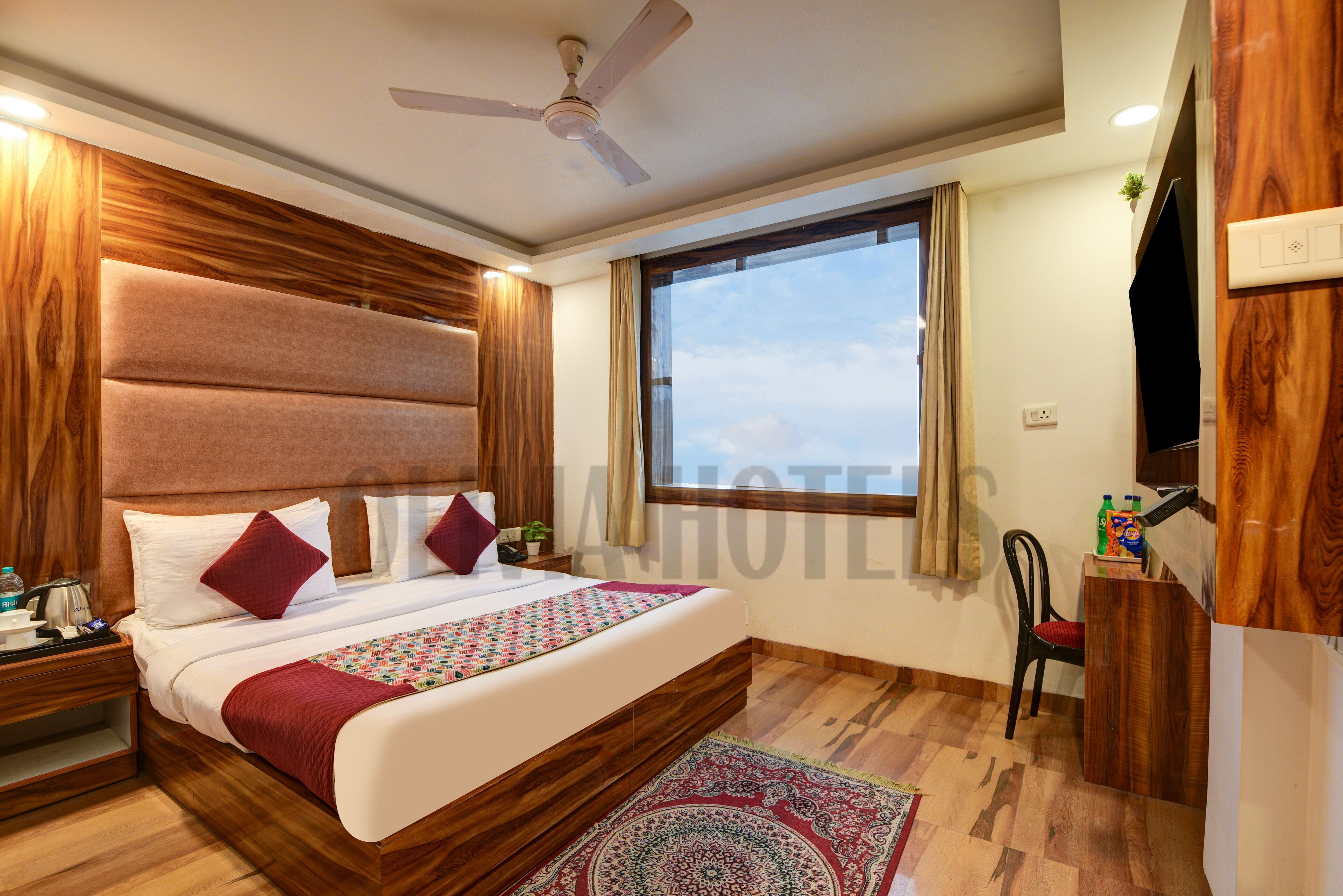 1 bedroom, Egyptian cotton sheets, premium bedding, desk