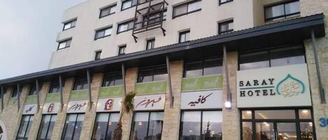 Vista frontal de la propiedad