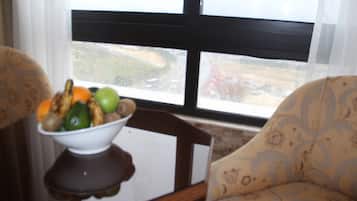 Habitación Premium | Caja de seguridad en la habitación y tabla de planchar con plancha
