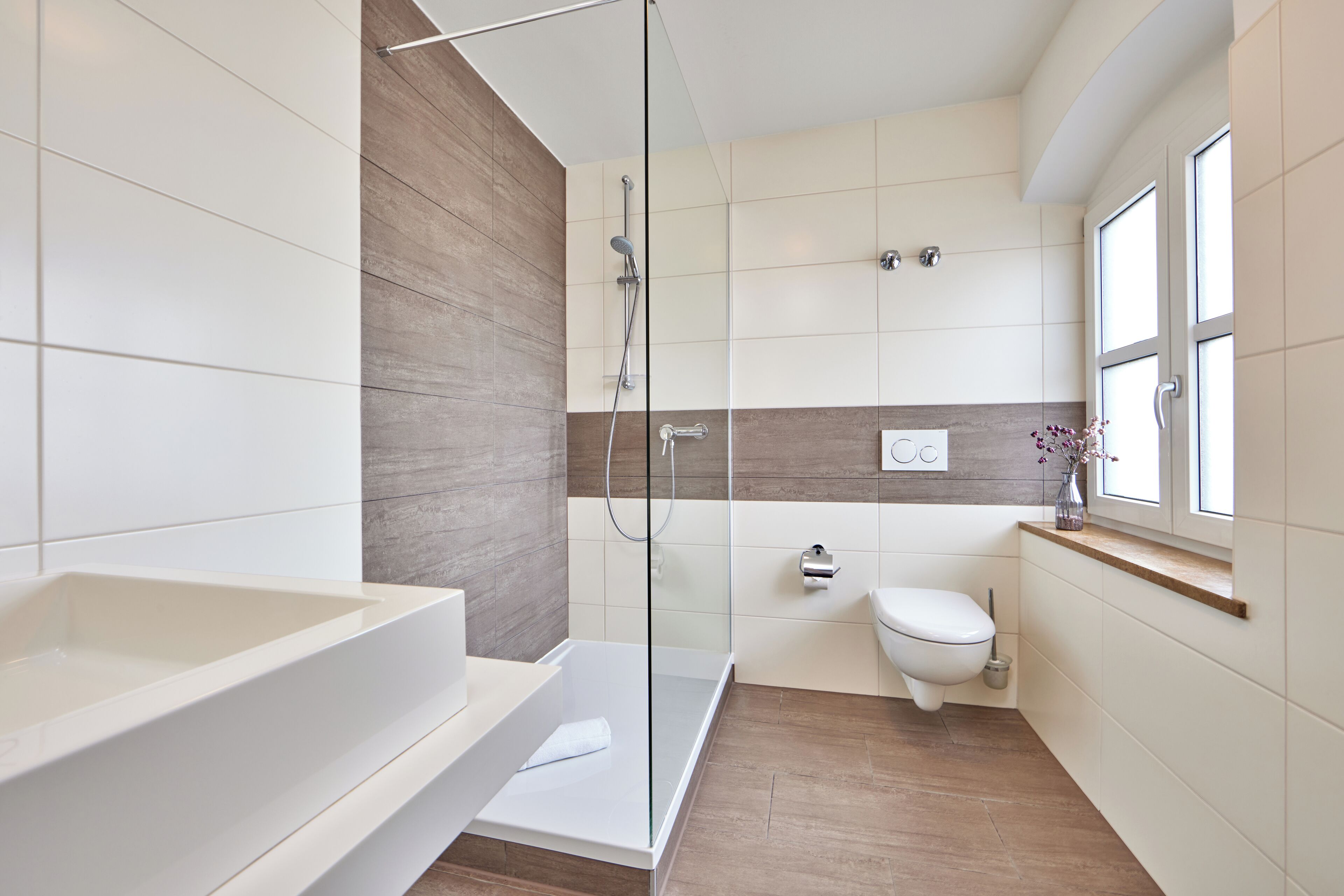 Dusche, Haartrockner, Handtücher, Toilettenpapier