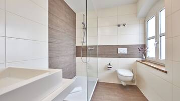 Dusche, Haartrockner, Handtücher, Toilettenpapier