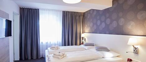 Escriptori, habitacions insonoritzades i planxa i posts de planxar