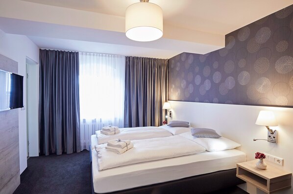 Escritorio, sistema de insonorización y tabla de planchar con plancha 