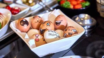 A tray of decorated eggs with faces and the text "Ostermorgen" on them.
