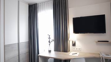 Premium Double Room | Desk, soundproofing, iron/ironing board, free WiFi