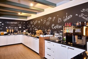 Free daily buffet breakfast  - Hotel Alter Wirth (Geretsried)