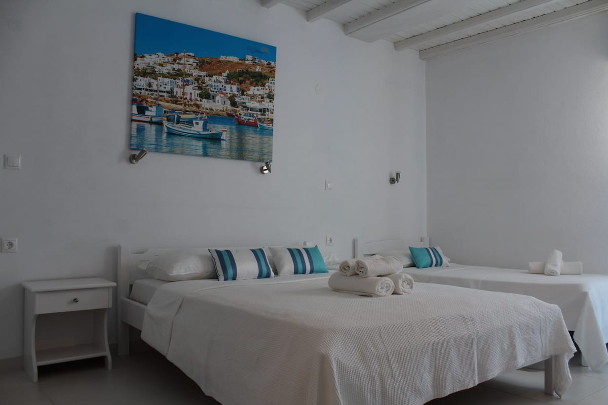Habitación triple, balcón, vista al mar | Tabla de planchar con plancha, camas extra y wifi gratis