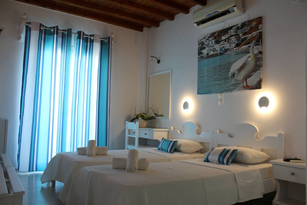 Habitación doble, balcón, vista al mar | Tabla de planchar con plancha, camas extra y wifi gratis