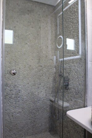Habitación individual | Regadera en el baño