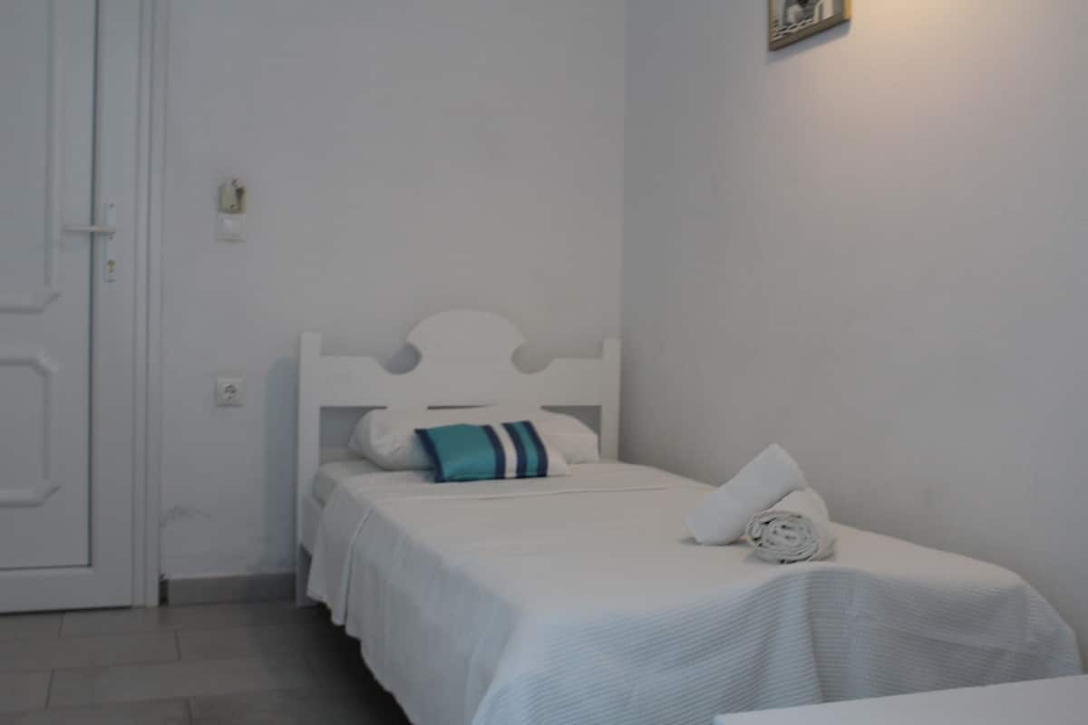 Habitación cuádruple, balcón, vista al mar | Tabla de planchar con plancha, camas extra y wifi gratis