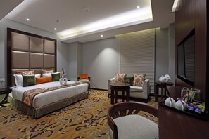 Premier Suite, 1 Bedroom | Minibar, in-room safe, individually furnished, desk