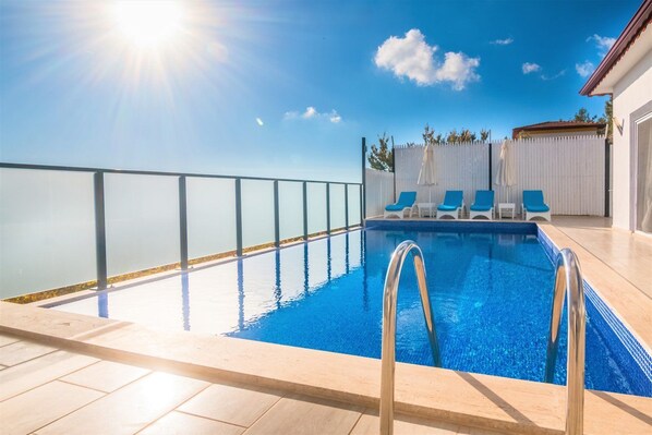 Outdoor pool, pool umbrellas, pool loungers - Villa Safir (Kas)