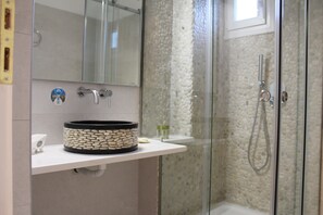 Apartamento Deluxe, vistas al mar (For 4) | Lavabo del cuarto de baño