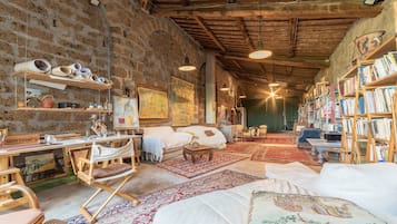 6 bedrooms, iron/ironing board, free WiFi, bed sheets