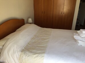 2 bedrooms, iron/ironing board, WiFi, bed sheets