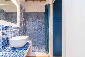 Apartment, 1 Schlafzimmer | Badezimmer | Dusche, Regendusche, Handtücher