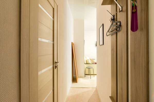 Luksushuoneisto, 1 keskisuuri parisänky ja vuodesohva, tupakointi kielletty, näköala pihalle | Työpöytä, äänieristys, silitysrauta/-lauta, ilmainen Wi-Fi