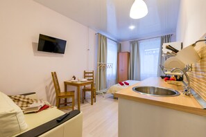 Luksushuoneisto, 1 keskisuuri parisänky ja vuodesohva, tupakointi kielletty, näköala pihalle | Työpöytä, äänieristys, silitysrauta/-lauta, ilmainen Wi-Fi